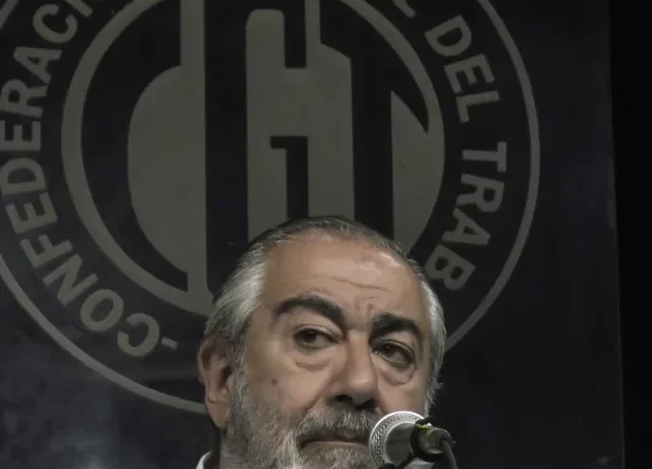 Héctor Daer: «Este plan económico cierra solo con baja de salarios»