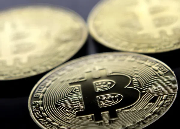 «Lunes Negro»: Fuerte caída de Bitcoin y Ether, las criptomonedas más importantes