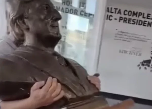 Polémica por la remoción de un busto de Néstor Kirchner en un Hospital de El Calafate