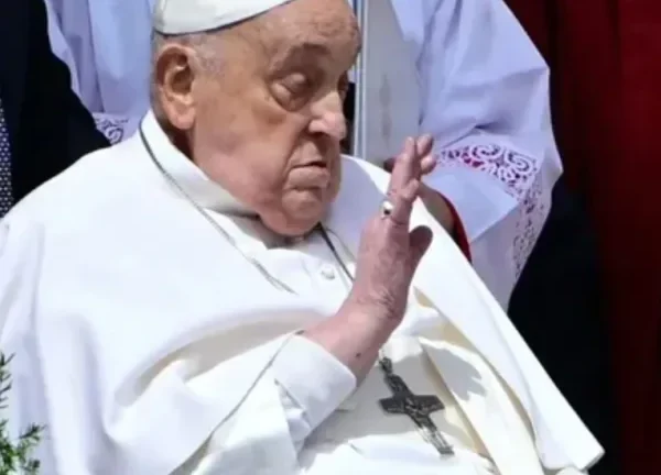 El papa Francisco participó de la misa de Pascuas en el Vaticano desde el balcón de la Basílica de San Pedro