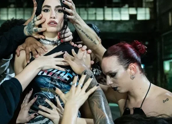 Lali lanza su sexto álbum con participaciones de Duki, Miranda y Bersuit Vergarabait