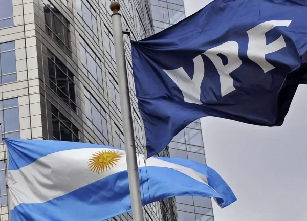 La justicia de EEUU ordenó entregar a los demandantes el 51% de las acciones de YPF