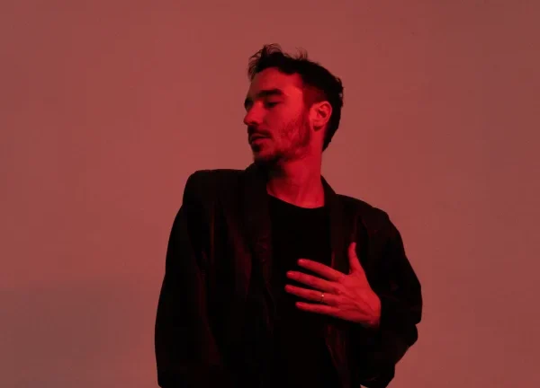 Juku Ares presenta Sitcom: un álbum de «pop puro y duro» que relata escenas de su vida